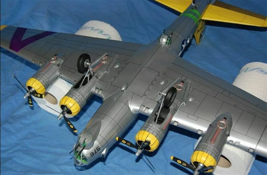 戦闘機　模型　ボーイング　B-17   フライングフォートレス Amazon | 1:47スケール B-17 フライング フォートレス 重爆撃機